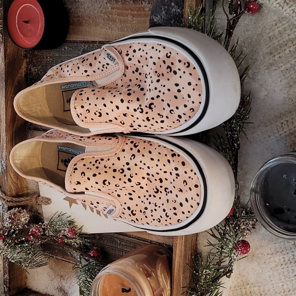 VANS Shoes - VANS PEACHY 🍑 LEOPARD SIZE 9 ALMOST NEW  SLIP ONS